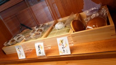 レジの隣の和菓子｜おかげ庵 川崎駅西口店