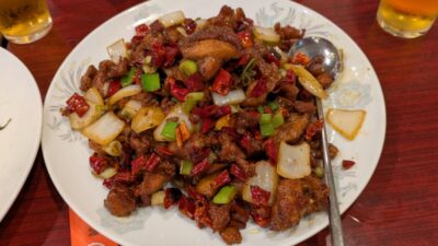 鶏肉角切りの黒胡椒炒め｜龍盛菜館