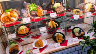 店頭のショーケース｜とんかつ しげます