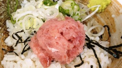 ミニねぎとろ丼（アップ）｜えきめんや 京急川崎店