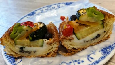 夏野菜デニッシュ・アンチョビオリーブ（断面）｜カメハチベーカリー