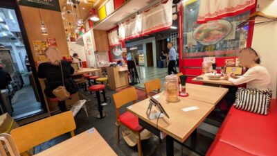 テーブル席｜太陽のトマト麺 川崎アゼリア店