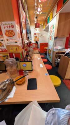 カウンター席｜太陽のトマト麺 川崎アゼリア店