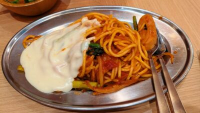 はみ出る！チーズの焼きナポリタン｜太陽のトマト麺 川崎アゼリア店