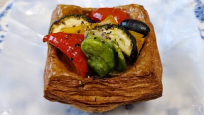 夏野菜デニッシュ・アンチョビオリーブ｜カメハチベーカリー