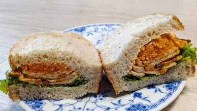 タンドリーチキンサンド（断面）｜カメハチベーカリー