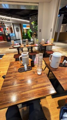 テーブル席|日乃屋カレー JR川崎タワー店