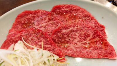 香味野菜ととろろポン酢奇跡の牛焼き(アップ)|肉小僧 はなれ