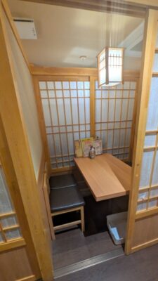 個室テーブル席｜トロ匠 川崎店