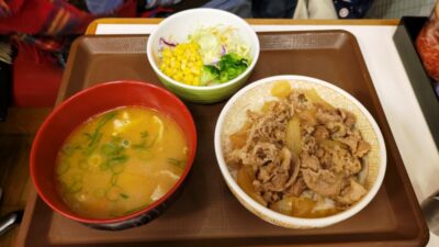 牛丼 とん汁サラダセット|すき家 鹿島田駅前店