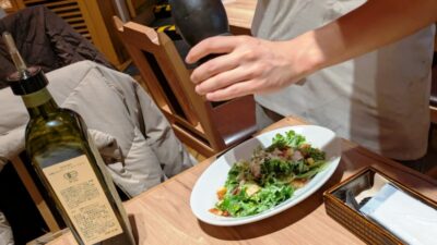 シーザーサラダ（ペッパーかけてる）｜TAVOLA アトレ川崎店