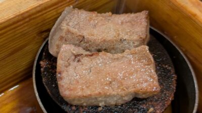 朝挽きレバテキ（焼いてみた）｜酒場BEETLE 蒲田東