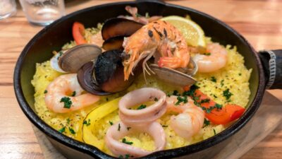 季節のパエリア(アップ)|海街酒場