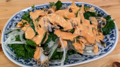 ツブ貝とわさび菜のサラダ｜酒場BEETLE 蒲田東