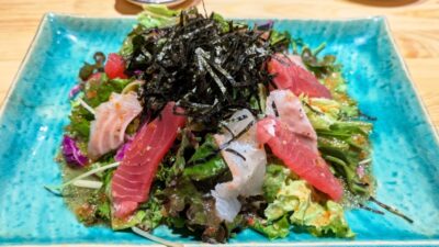 獲れたて鮮魚の海鮮サラダ｜うまかっちゃん 川崎店