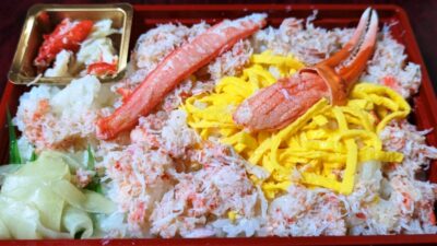贅沢かに尽くし丼(開けてみた)|蟹料理専門店 かに橋