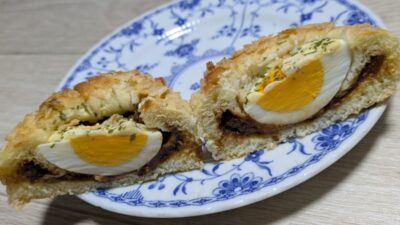 ごろっとたまごの焼きカレーパン(断面)|石窯焼きたてパン工房